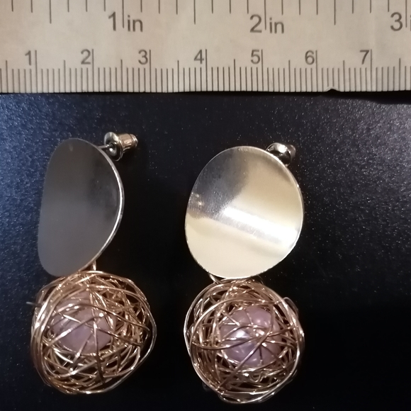 Metal earrings with a white pearl - Picture 2 of 4
